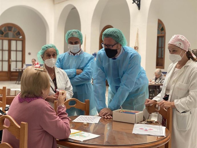 El delegado territorial de Igualdad, Manuel Antonio Conde, en su visita a la Residencia de Personas Mayores 'Juan Pablo II' de Palos de la Frontera.
