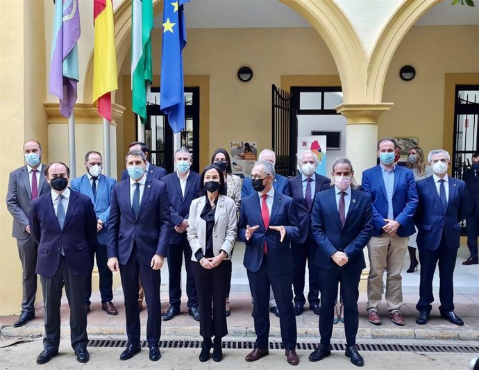 Isabel Pardo con representantes de ayuntamientos del Campo de Gibraltar