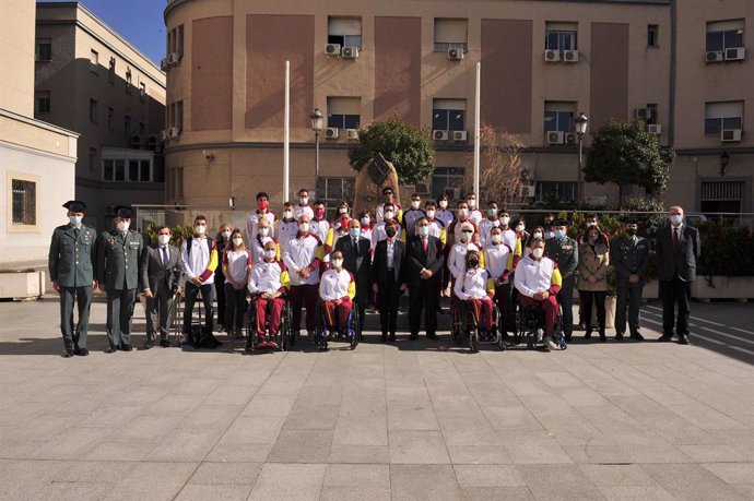 Archivo - Foto de familia tras la visita del Equipo Paralímpico España a la Guardia Civil