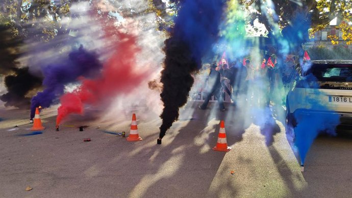 Protesta davant el Parlament per demanar la internalització del transport sanitari