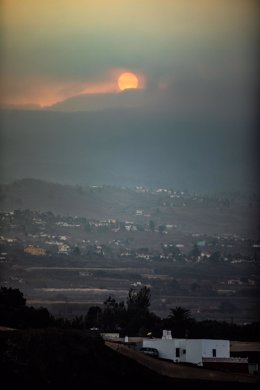 Amanecer del volcán de Cumbre Vieja con la nube de ceniza, desde la montaña de Triana, en Los Llanos de Aridane, a 3 de noviembre de 2021, en Los Llanos de Aridane, en La Palma, Santa Cruz de Tenerife, Canarias, (España). El volumen de cenizas procedent