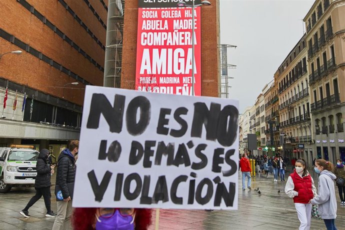 Archivo - Una mujer sostiene una pancarta donde se lee "No es no, lo demás es violación", durante un acto simbólico del Movimiento Feminista de Madrid en la Plaza de Callao, en Madrid
