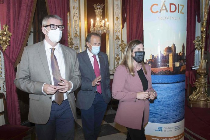 Irene García con el rector de la UCA, Francisco Piniella.
