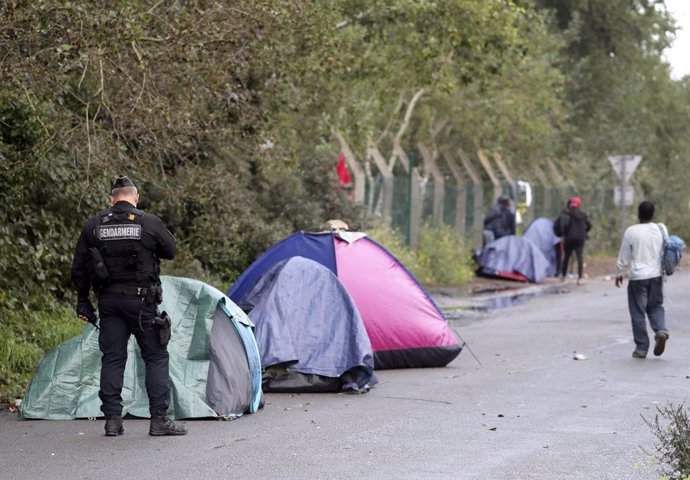 Archivo - Operativo para expulsar a los migrantes del campamento de Calais, en Francia.