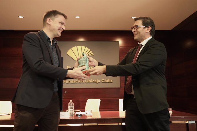 Laureano Debat recibe el XXXVII Premio Unicaja de Artículos Periodísticos.