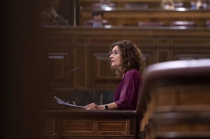 La ministra de Hacienda, María Jesús Montero, interviene en una sesión plenaria en el Congreso de los Diputados, a 3 de noviembre de 2021, en Madrid, (España). Durante el pleno, el Gobierno central va a defender el proyecto de Presupuestos Generales del