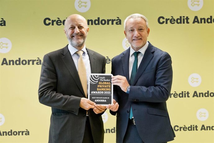 El director del Área de Negocio Bancario Andorra, Martí Alfonso, y el director de Comunicación Corporativa, Márquetin y Nuevos Canales, Joan R. Mas, con el premio