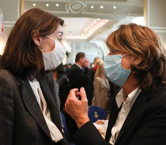La ministra de Justicia, Pilar Llop (i), y la Fiscal General del Estado, Dolores Delgado, conversan en un desayuno informativo del Fórum Europa organizado por Nueva Economía Fórum (NEF), en el Hotel Mandarin Oriental Ritz, a 25 de octubre de 2021, en Ma