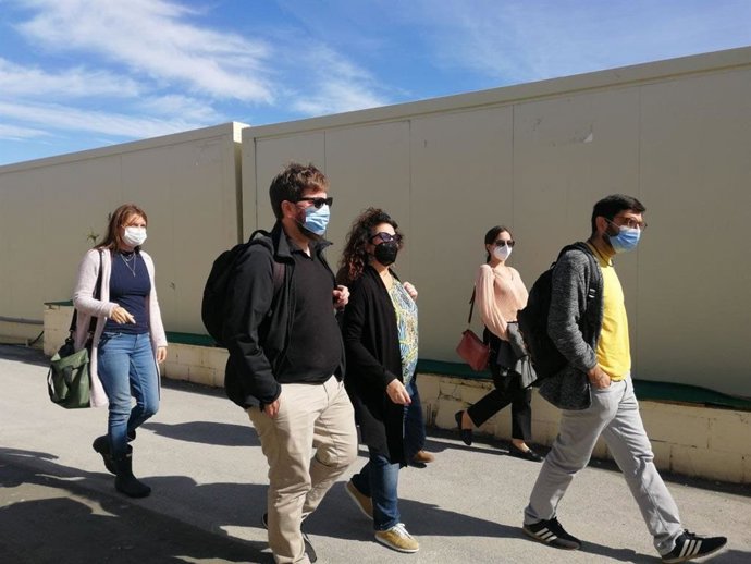 El eurodiputado Miguel Urbán y la parlamentaria andaluza Maribel Mora visitan Ceuta.