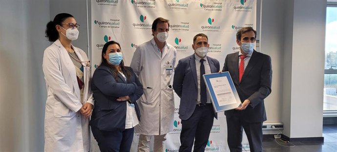 Entrega a Quirónsalud Campo de Gibraltar de la certificación de la Agencia de Calidad Sanitaria de Andalucía.