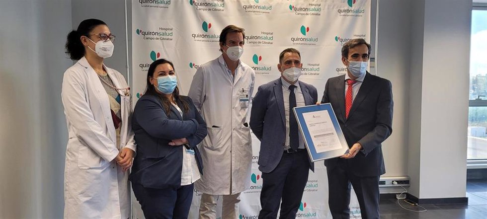 Entrega a Quirónsalud Campo de Gibraltar de la certificación de la Agencia de Calidad Sanitaria de Andalucía.