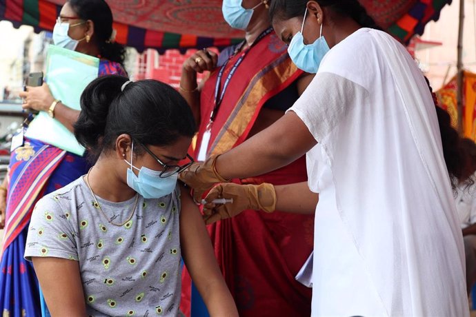 23 October 2021, India, Chennai: A health worker inoculates a girl with a dose of COVID-19 vaccine at a temporary vaccination camp set up in Chennai. Photo: Sri Loganathan/ZUMA Press Wire/dpa