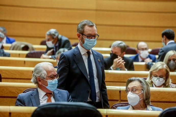 El portavoz del PP en el Senado, Javier Maroto, interviene durante una sesión de control al Gobierno en el Senado, a 19 de octubre de 2021, en Madrid (España). El Partido Popular quiere que el Senado apruebe una declaración institucional que incluya una