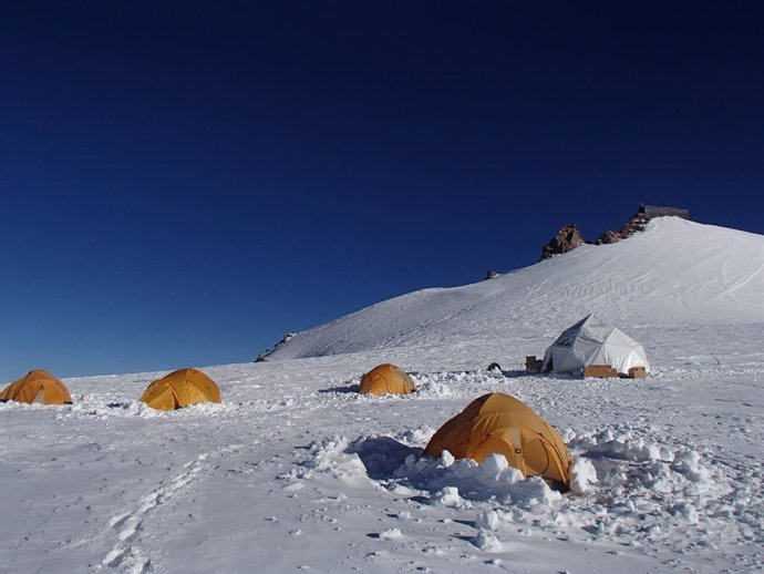 El campamento de perforación de núcleos de hielo de los investigadores en Colle Gnifetti en 2015. Dos núcleos de hielo extraídos de esta área conservaron un registro continuo de mil años de clima y vegetación europeos.