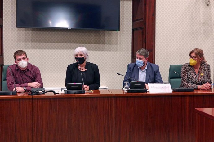 Sesión constitutiva de la comisión de estudio del modelo policial del Parlament presidida por la líder de la CUP en la Cámara, Dolors Sabater.