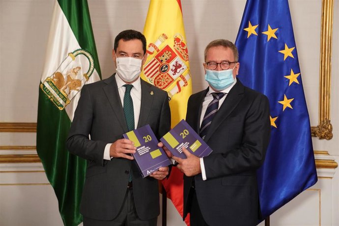 El presidente de la Junta, Juanma Moreno (i), recibe al presidente del Consejo Económico y Social de Andalucía, Ángel Javier Gallego (d), que le hace entrega del Informe sobre la situación socioeconómica de Andalucía 2020.