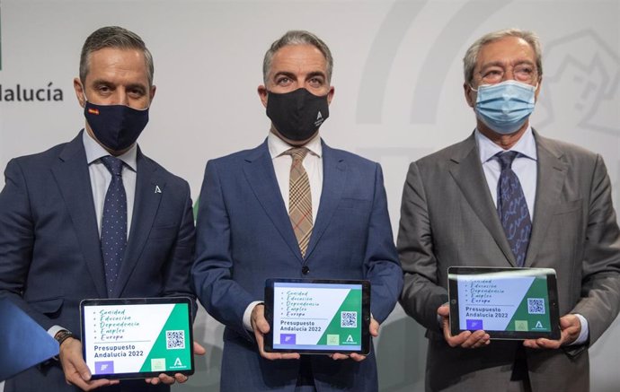 El consejero de Hacienda, Juan Bravo, el consejero de la Presidencia, Elías Bendodo, y el consejero de Transformación Económica, Rogelio Velasco, este martes en la rueda de prensa posterior al Consejo de Gobierno. 