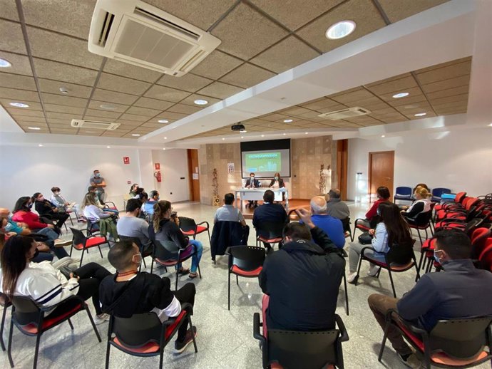 El director general de Vivienda, José Francisco Lajara, y la alcaldesa de San Pedro del Pinatar, Visitación Martínez, durante la jornada informativa sobre las ayudas regionales para facilitar el acceso al hogar