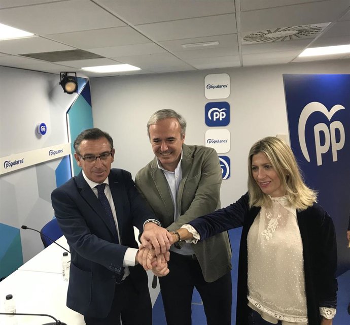 El alcalde de Zaragoza, Jorge Azcón, en el centro, a su derecha el presidente saliente del PP-Aragón, Luis María Beamonte y la protavoz del grupo parlamentario del PP en las Cortes de Aragón, Mar Vaquero
