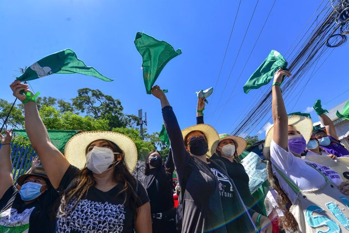 Archivo - 28 September 2021, El Salvador, San Salvador: Women wave pro-choice flags during a protest for safe and legal abortions on the Global Day of Action for Abortion. Photo: Camilo Freedman/SOPA Images via ZUMA Press Wire/dpa