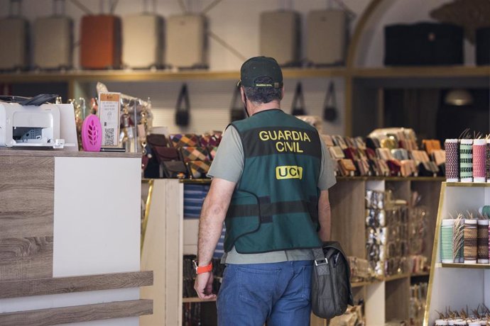 Archivo - Un agente de la UCO de la Guardia Civil en una operación policial desarrollada en Madrid