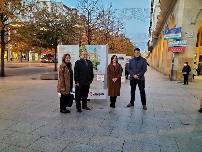 El párroco de Santa Engracia, Santiago Aparicio, la vicealcaldesa de Zaragoza, Sara Fernández, y el coordinador de la exposición, Luis Antonio Rodríguez.