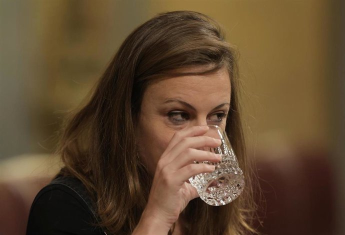 La portavoz de la CUP en el Congreso, Mireia Vehí, bebe agua en una sesión plenaria en el Congreso 
