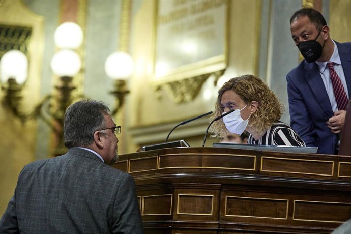 Archivo - El diputado de Foro Asturias, Isidro Manuel Martínez Oblanca, conversa con la presidenta del Congreso de los Diputados, Meritxell Batet