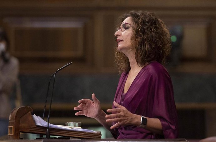 La ministra de Hacienda, María Jesús Montero, interviene en una sesión plenaria en el Congreso