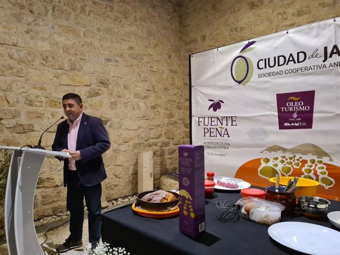 Francisco Reyes, en la presentación de los AOVE que elabora y comercializa la SCA 'Ciudad de Jaén'