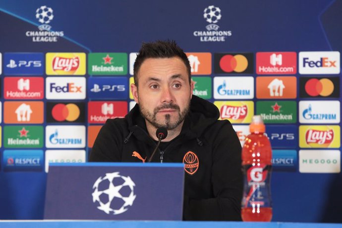 18 October 2021, Ukraine, Kyiv: Shakhtar Donetsk head coach Roberto De Zerbi attends a press conference ahead of Tuesday's UEFA Champions League Group D soccer match against Real Madrid. Photo: -/Ukrinform/dpa