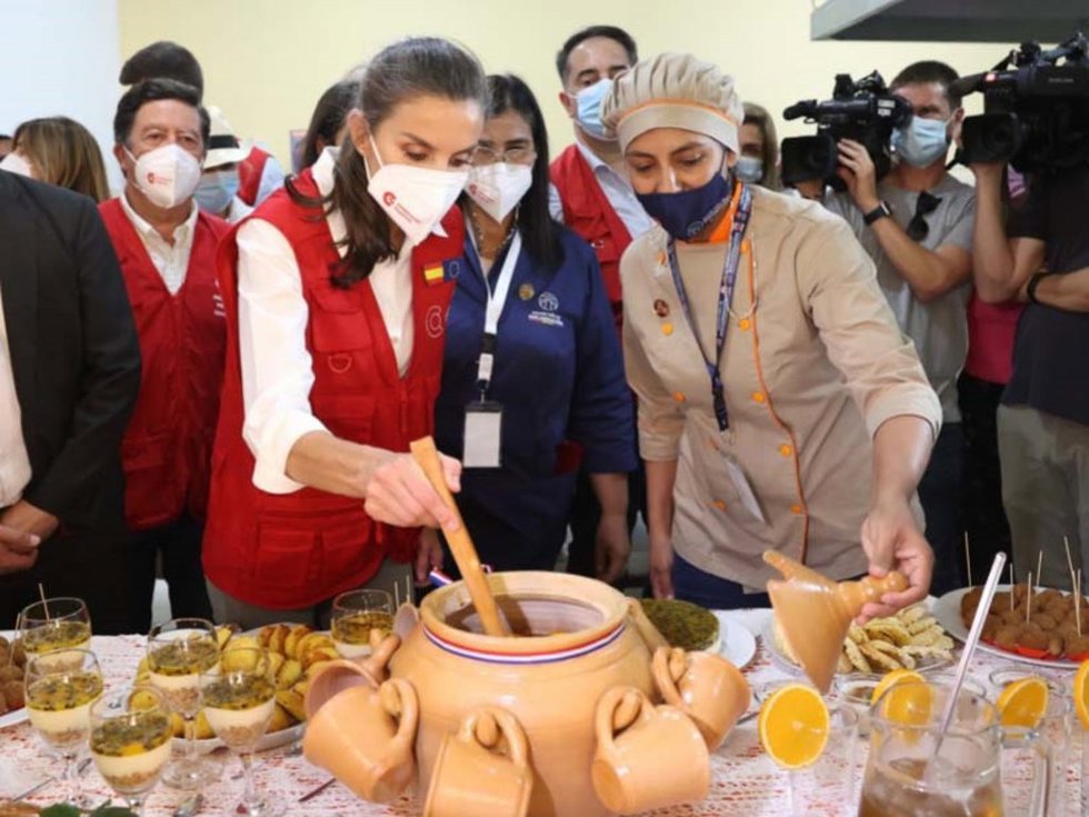 La Reina, en su visita a la Escuela Taller de Encarnación, donde se mostró cercana, curiosa e interesada por todo lo que realizan en el centro para ayudar a jóvenes vulnerables de entre 16 y 23 años