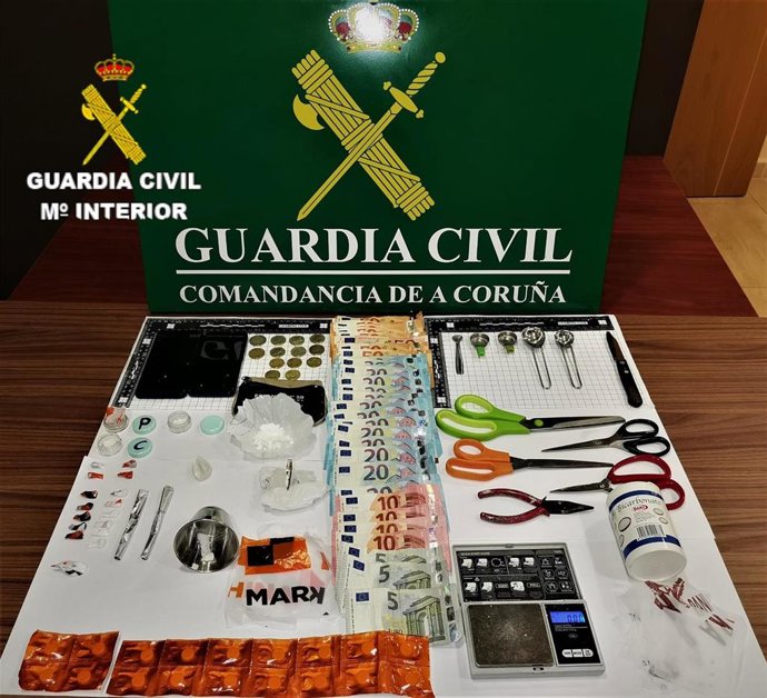 Material intervenido a dos vecinas de A Pobra (A Coruña) por vender sustancias estupefacientes.