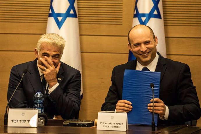Archivo - El primer ministro de Israel, Naftali Bennett (d), junto al ministro de Exteriores, Yair Lapid