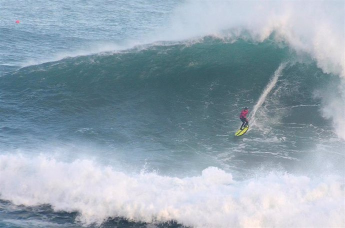 Archivo - Vaca Gigante. Sur. Surfista. Olas