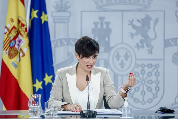 La ministra Portaveu i de Política Territorial, Isabel Rodríguez, compareix en roda de premsa posterior al Consell de Ministres celebrat en Moncloa, a 2 de novembre de 2021, a Madrid (Espanya). El Govern ha aprovat durant el Consell de Ministres, 