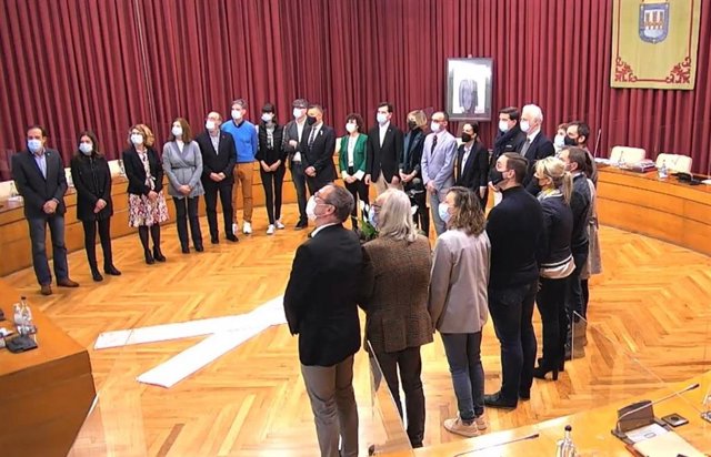 Silencio en el Ayuntamiento de Logroño antes del pleno, por el pequeño Álex