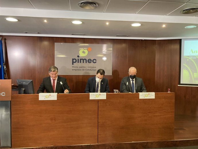 El conseller d'Empresa i Treball de la Generalitat, Roger Torrent; el president de Pimec, Antoni Cañete, i el director de la Xarxa Comercial a Catalunya de Banc Sabadell, Enric Garcés