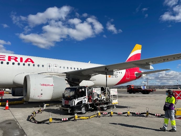 Iberia y Repsol realizan el primer vuelo con biocombustible producido en España con residuos.