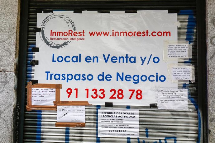 Archivo - Carteles que anuncian la venta o traspaso en la puerta de un bar