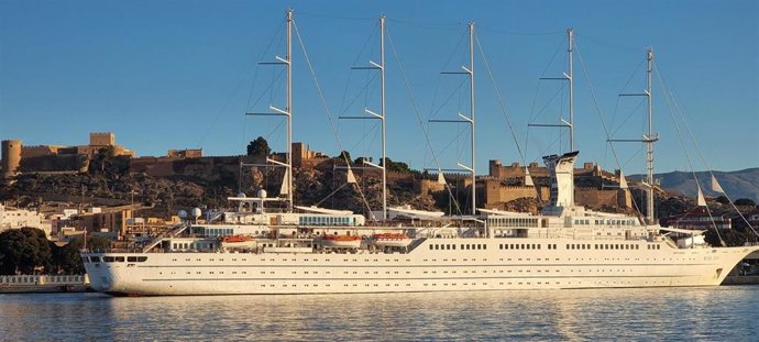 Crucero Wind Surf en el puerto de Almería