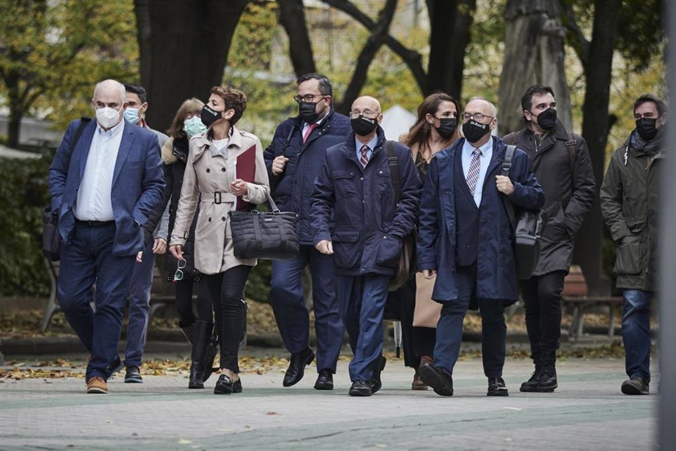 La presidenta del Gobierno de Navarra, María Chivite, acompañada de miembros del Ejecutivo foral, llegando al Debate sobre el Estado de la Comunidad en el Parlamento de Navarra.