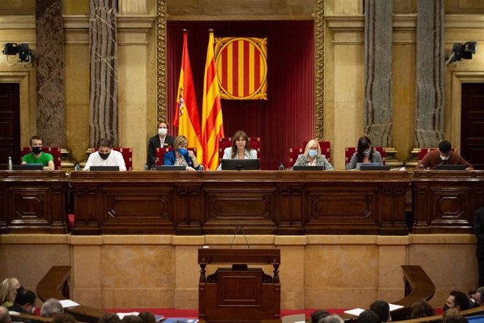 La mesa del Parlament de Catalunya, en una sesión de control al Govern, a 20 de octubre de 2021, en Barcelona, Catalunya (España). El pleno de este miércoles en el Parlament tiene entre sus temas principales los protocolos frente a la Covid-19 en los co