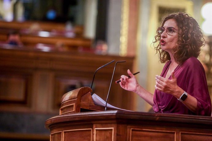 La ministra de Hacienda, María Jesús Montero, interviene en una sesión plenaria en el Congreso 
