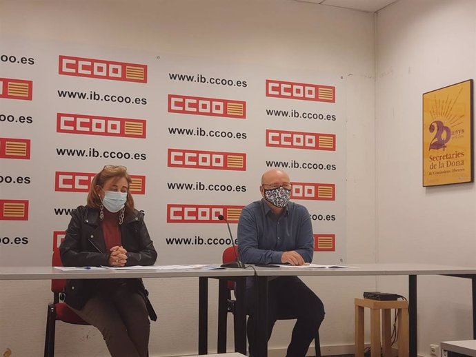 El secretario general de CCOO Baleares, José Luis García, junto con la secretaria de Ocupación, Yolanda Calvo, en la rueda de prensa.