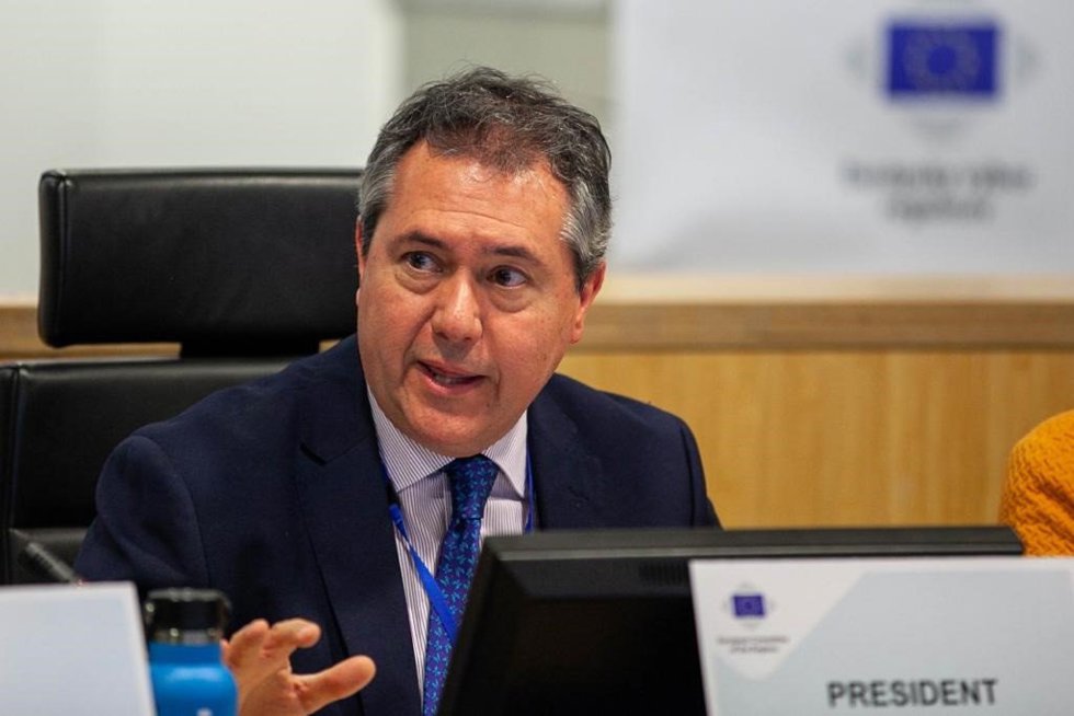 Archivo - Espadas, en una imagen de archivo en el Comité Europeo de las Regiones