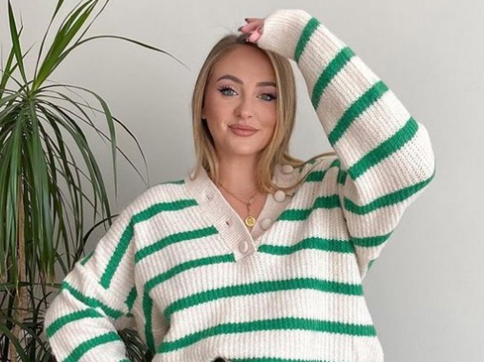 Rocío Flores, con un favorecedor jersey de rayas blanco y verde