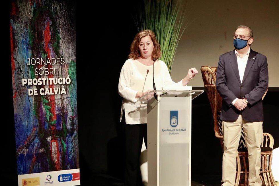 La presidenta del Govern, Francina Armengol, inaugura las V Jornadas sobre prostitución de Calvi junto al alcalde, Alfonso Rodríguez.