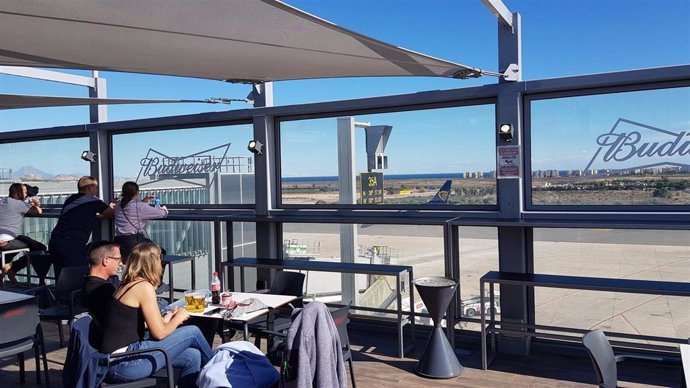 El Aeropuerto de Alicante-Elche Miguel Hernández inaugura una terraza con vistas a la pista de vuelo