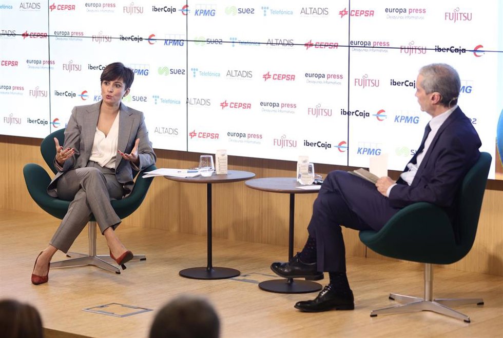 La ministra de Política Territorial y portavoz del Gobierno, Isabel Rodríguez, conversa con el director de Europa Press, Javier García Vila, en un Desayuno Informativo de Europa Press, en el Auditorio Meeting Place, a 4 de noviembre de 2021, en Madrid,